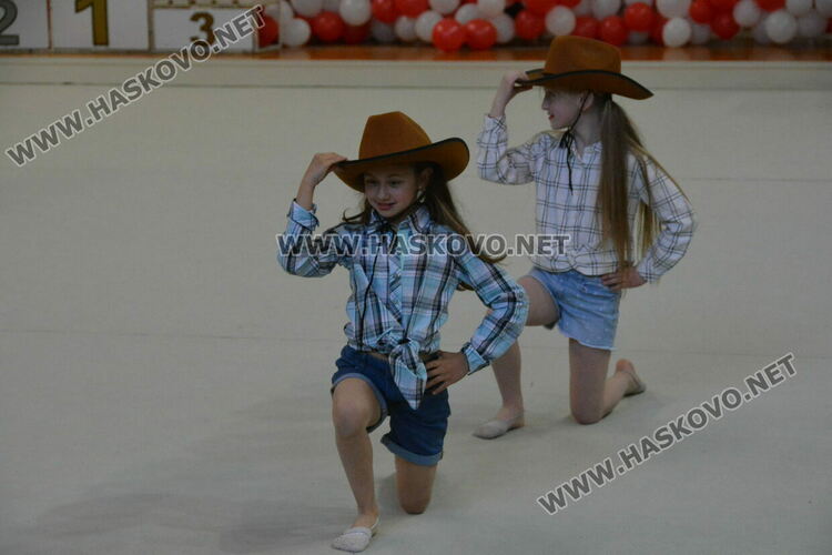 Деца, майки и баби забавляваха публиката в Гимнастрадата в зала „Дружба“