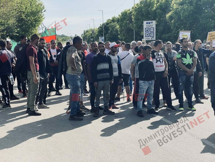 Протест: Служители на ТЕЦ "Марица 3" затвориха главния път Димитровград - Стара Загора