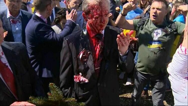 Заляха с червена боя руския посланик в Полша 