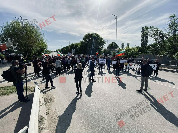 Протест: Служители на ТЕЦ "Марица 3" затвориха главния път Димитровград - Стара Загора