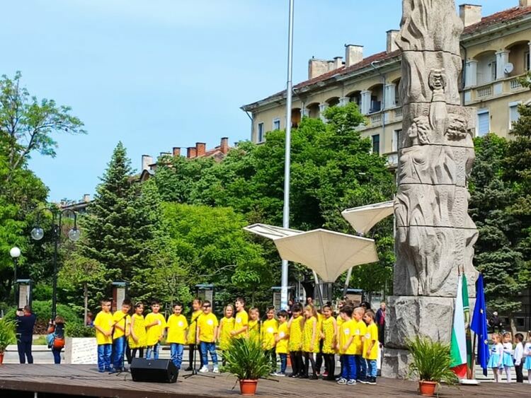 С концерт на деца под мотото "Ние, децата на Европа" Димитровград отбеляза днешния празник 