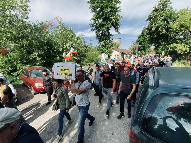 Протест: Служители на ТЕЦ "Марица 3" затвориха главния път Димитровград - Стара Загора
