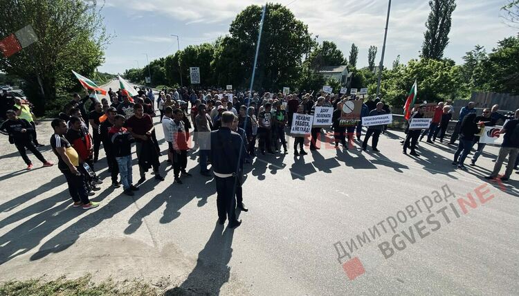 Протест: Служители на ТЕЦ "Марица 3" затвориха главния път Димитровград - Стара Загора