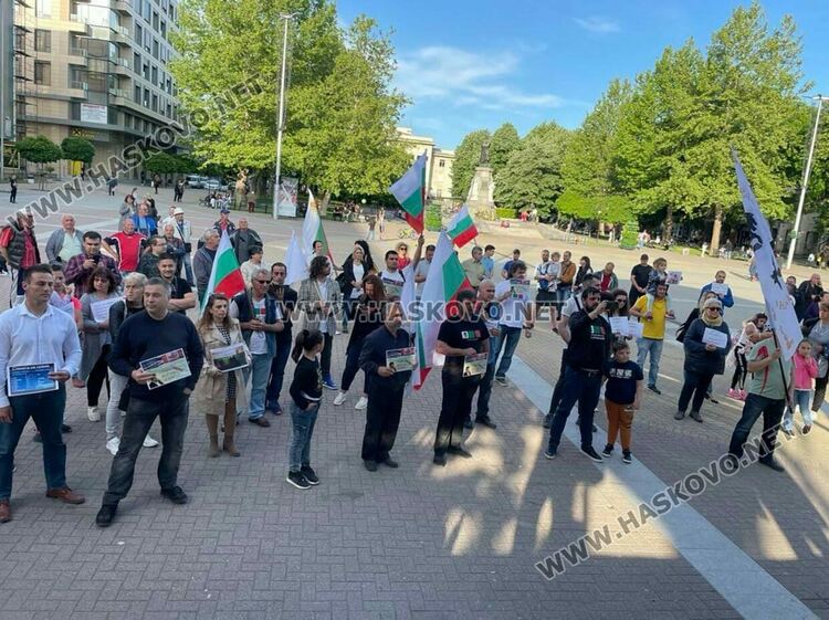 В Хасково протестираха срещу правителството, искат мир и неутралитет