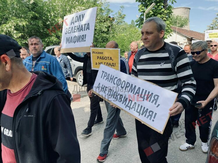 Протест: Служители на ТЕЦ "Марица 3" затвориха главния път Димитровград - Стара Загора