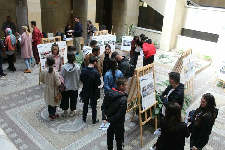 ИЗЛОЖБА ОТБЕЛЯЗВА ДЕНЯ НА ЕВРОПА И 15 ГОДИНИ ЧЛЕНСТВО НА БЪЛГАРИЯ В ЕС