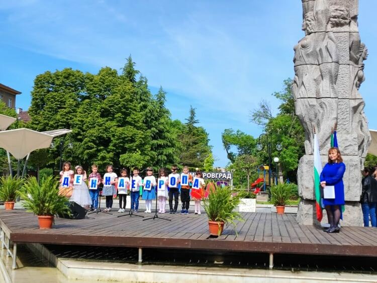 С концерт на деца под мотото "Ние, децата на Европа" Димитровград отбеляза днешния празник 