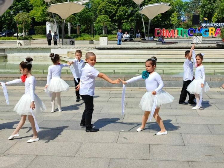 С концерт на деца под мотото "Ние, децата на Европа" Димитровград отбеляза днешния празник 