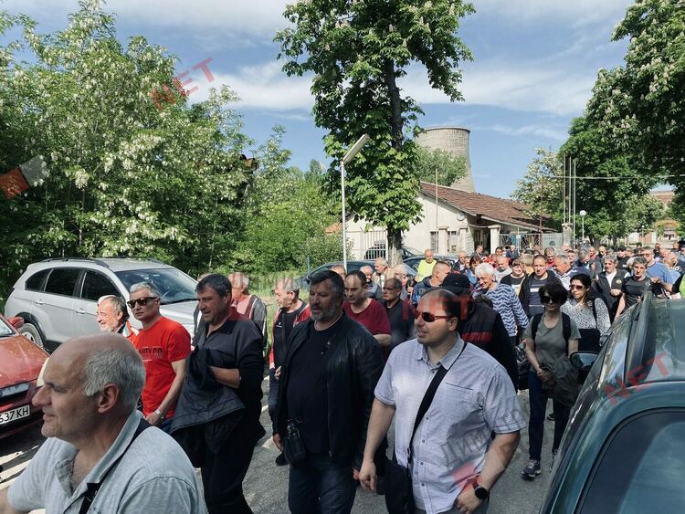 Протест: Служители на ТЕЦ "Марица 3" затвориха главния път Димитровград - Стара Загора