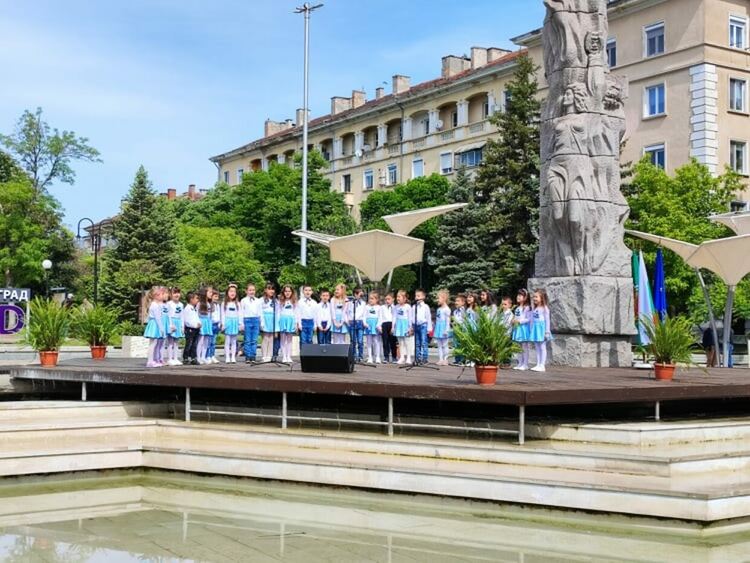С концерт на деца под мотото "Ние, децата на Европа" Димитровград отбеляза днешния празник 