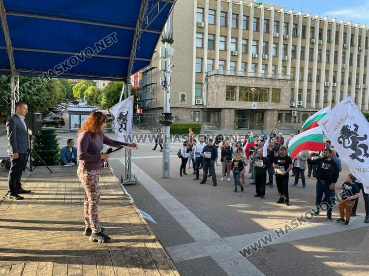 В Хасково протестираха срещу правителството, искат мир и неутралитет