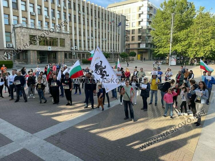 В Хасково протестираха срещу правителството, искат мир и неутралитет