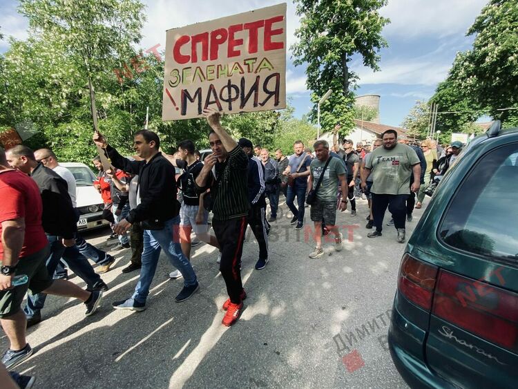 Протест: Служители на ТЕЦ "Марица 3" затвориха главния път Димитровград - Стара Загора