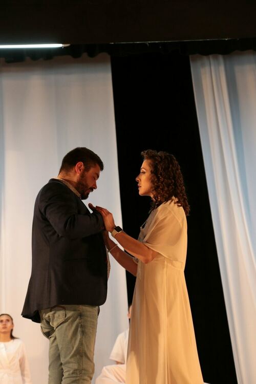 Театрали разнищват човешки съдби в "Хотел между тоя и оня свят"