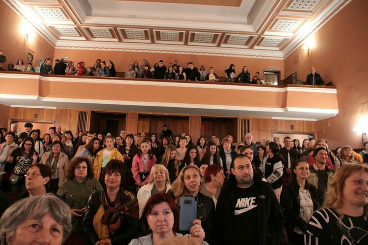 Театрали разнищват човешки съдби в "Хотел между тоя и оня свят"