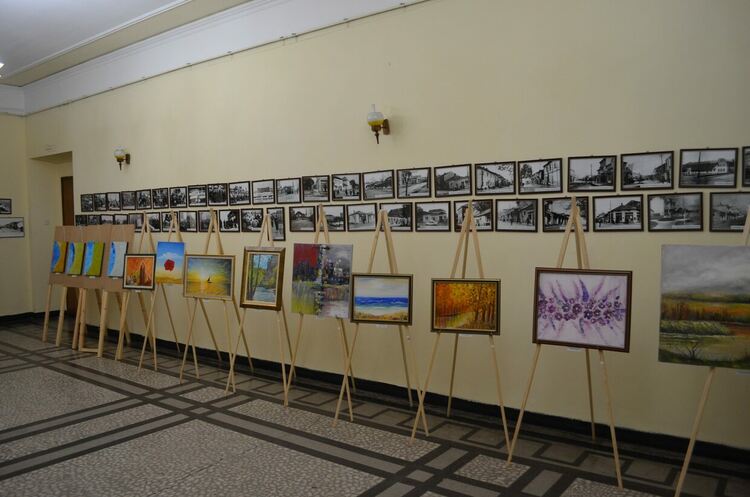 Цветя и пейзажи разцъфнаха във фоайето на читалище "Св.св. Кирил и Методий"