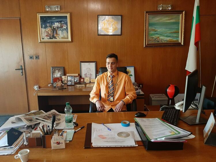 Десетокласник пое управлението на Община Смолян за ден