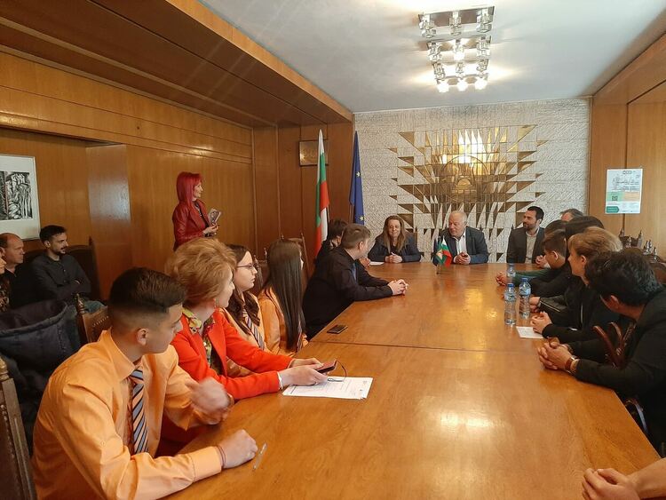 Десетокласник пое управлението на Община Смолян за ден