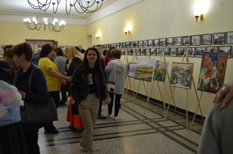 Цветя и пейзажи разцъфнаха във фоайето на читалище "Св.св. Кирил и Методий"