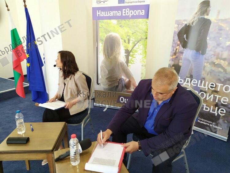 Младите хора дебатираха за миграцията в дискусия, организирана от Радио Кърджали на БНР