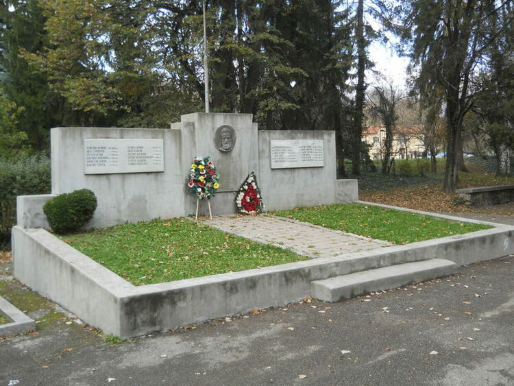 Запалени са венци, положени на Братската могила в Перник