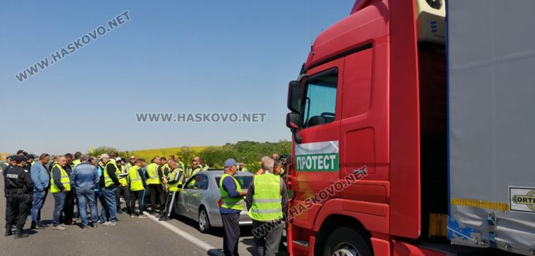 Протестът на превозвачите затвори магистрала „Марица“