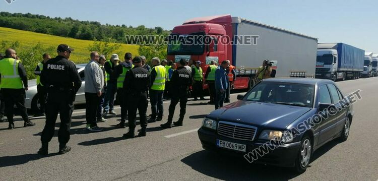 Протестът на превозвачите затвори магистрала „Марица“