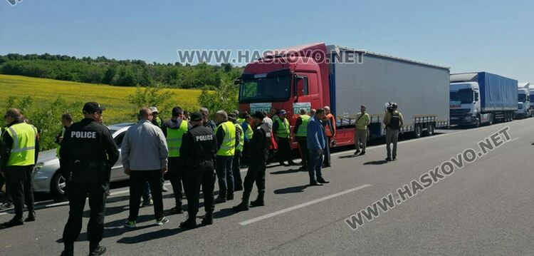 Протестът на превозвачите затвори магистрала „Марица“