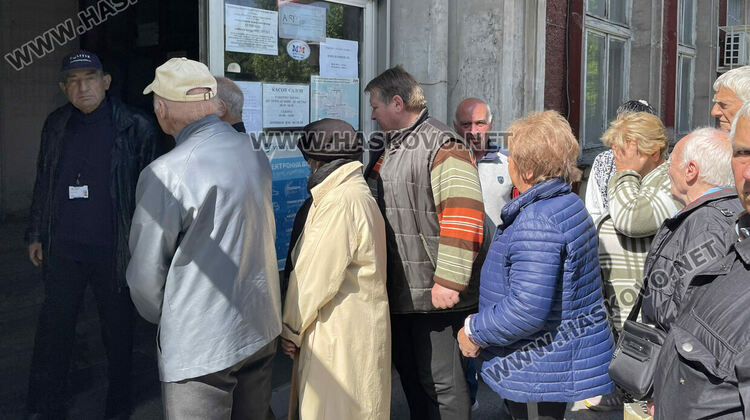 Втори ден опашка за пенсии пред пощата в Хасково