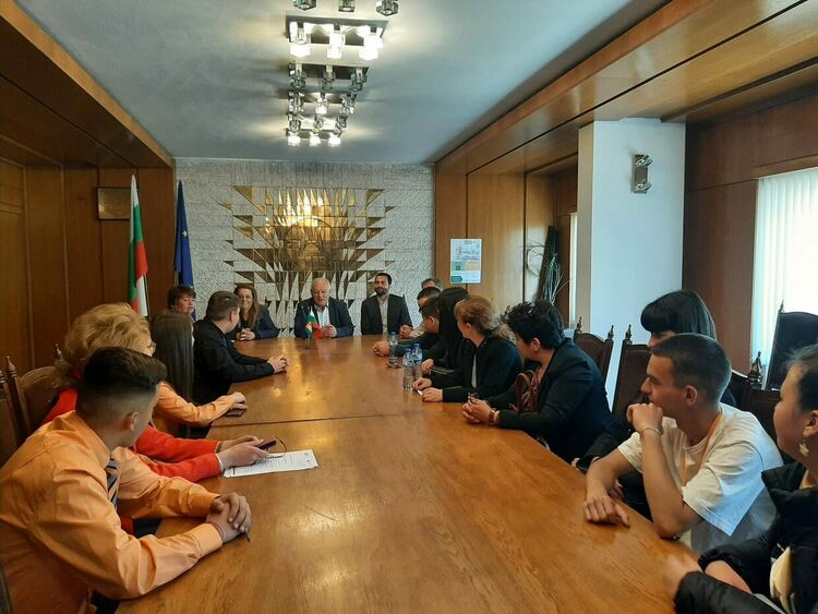 Десетокласник пое управлението на Община Смолян за ден