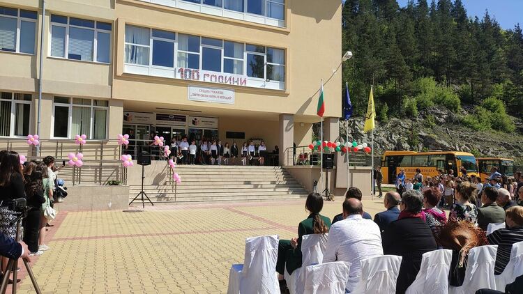 СУ „Св.св. Кирил и Методий“ в Рудозем отбеляза 100 години от създаването си с богата празнична програма