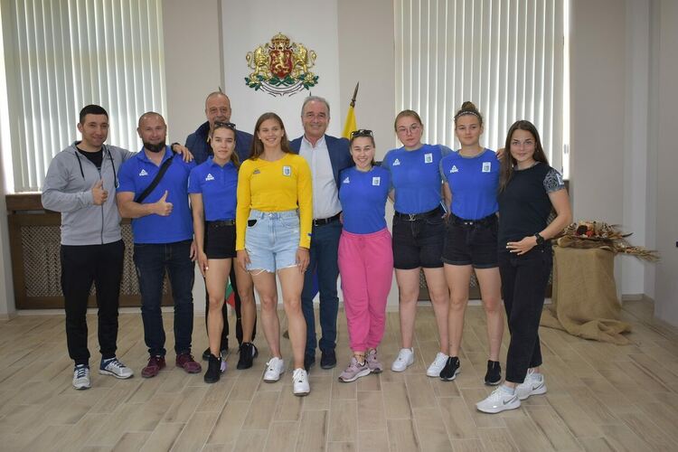 Кметът на Асеновград посреща юношески национален отбор по гребане от Украйна 