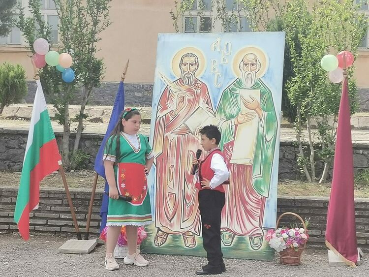 Учениците от Караджалово почетоха своите патрони - Св.св. Кирил и Методий