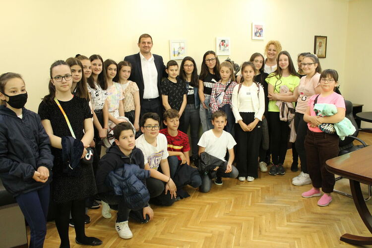 Кметът Станислав Дечев отвори кабинета си за ученици 