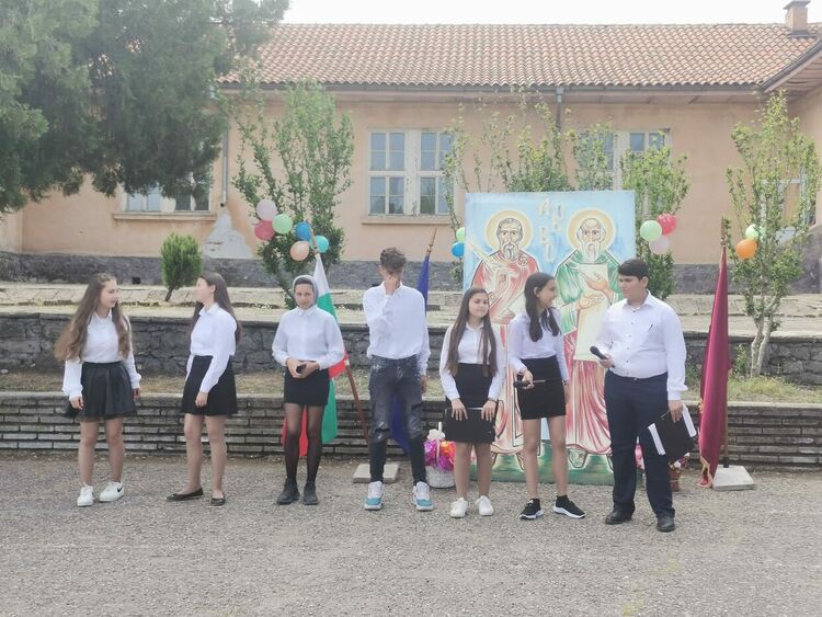 Учениците от Караджалово почетоха своите патрони - Св.св. Кирил и Методий