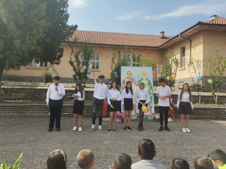 Учениците от Караджалово почетоха своите патрони - Св.св. Кирил и Методий