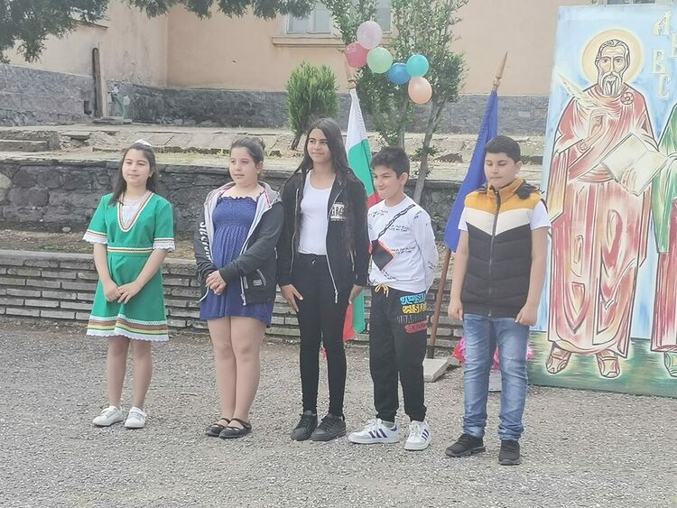 Учениците от Караджалово почетоха своите патрони - Св.св. Кирил и Методий