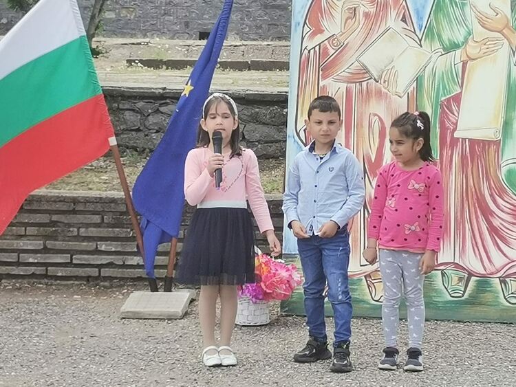 Учениците от Караджалово почетоха своите патрони - Св.св. Кирил и Методий