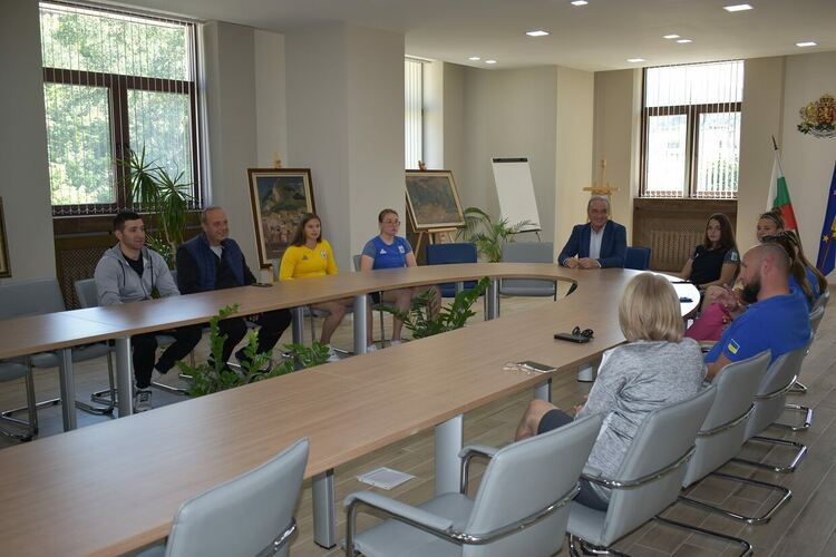 Кметът на Асеновград посреща юношески национален отбор по гребане от Украйна 