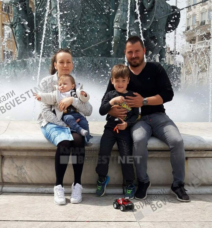 Ерхан Селманов със семейството си