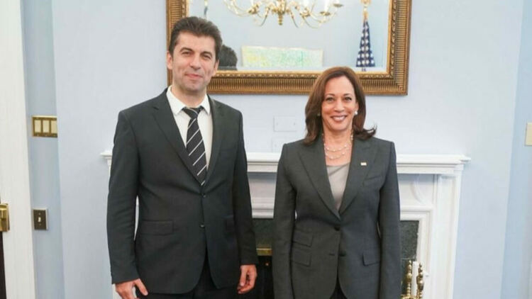 Кирил Петков се връща от САЩ с втечнен газ, по-евтин от руския