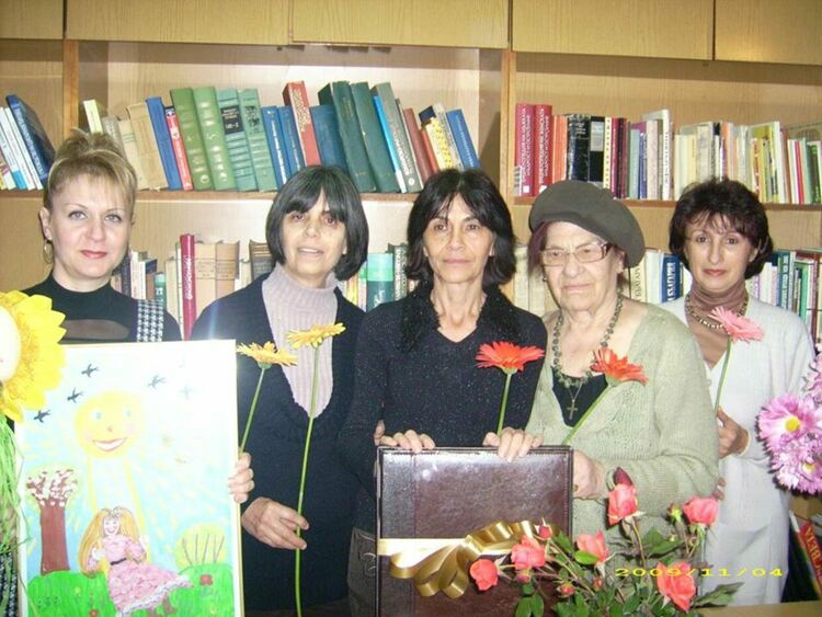 Няколко поколения библиотекари: Ана Сиракова, Василка Мутафчиева, Маргарита Стайкова, Мария Кочева, Емилия Ангелова