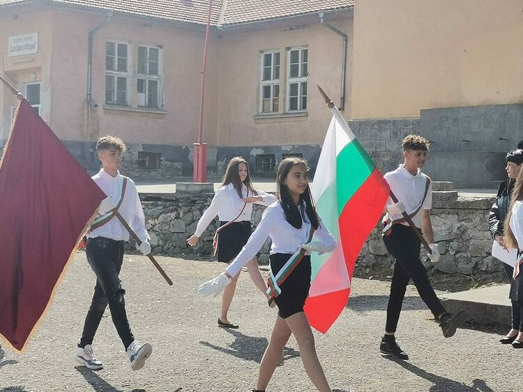 Учениците от Караджалово почетоха своите патрони - Св.св. Кирил и Методий