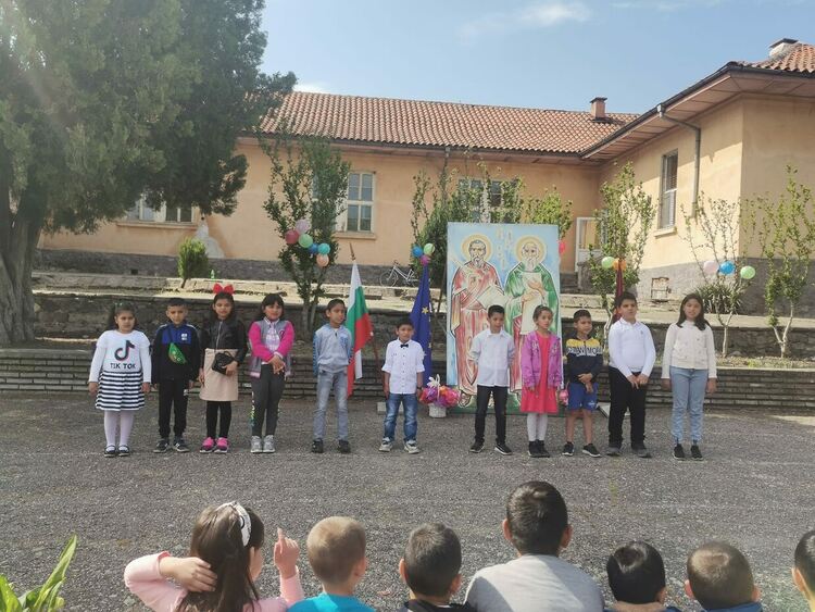 Учениците от Караджалово почетоха своите патрони - Св.св. Кирил и Методий