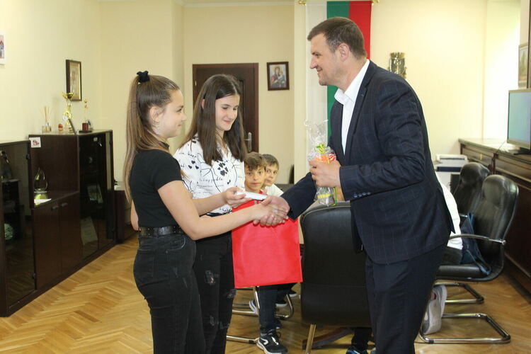 Кметът Станислав Дечев отвори кабинета си за ученици 