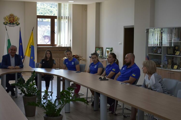 Кметът на Асеновград посреща юношески национален отбор по гребане от Украйна 