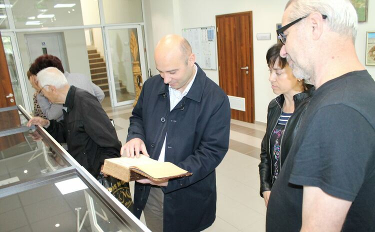 Библиотеката в Свиленград показа библия от 1874 г.