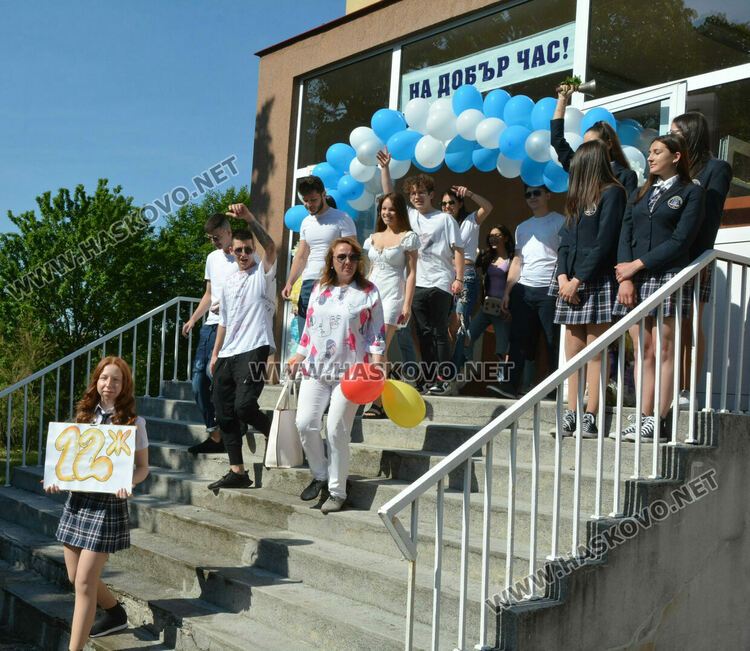 Езиковата гимназия изпрати 183 абитуриенти, Даяна Топалова със Златаровска награда