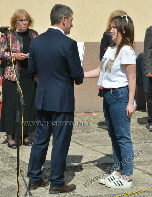 Езиковата гимназия изпрати 183 абитуриенти, Даяна Топалова със Златаровска награда