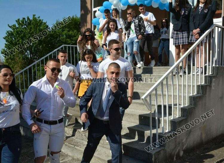 Езиковата гимназия изпрати 183 абитуриенти, Даяна Топалова със Златаровска награда